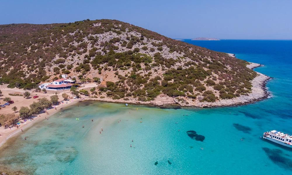 Η ιταλική «Elle» αποθεώνει την Ίο και τους Λειψούς για τον Σεπτέμβριο